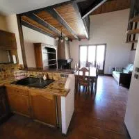 Chaleureux studio-mezzanine, hotel en Tende