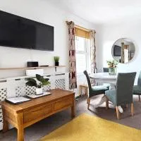 2 bed apt w/ private parking close to town centre, hotel u gradu Hantingdon