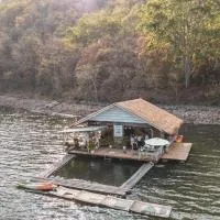 Hometown Riverview - โฮมทาวน์ ริเวอร์วิว: Si Sawat şehrinde bir otel