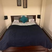 Cozy & Spacious Suite with Private Bathroom near Toronto Airport !, hotel sa Meadowvale, Mississauga