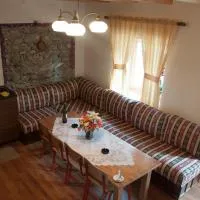 Aste Guesthouse، فندق في Tropojë