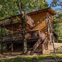 Lil' Treehouse Cabin, hotel cerca de Aeropuerto de Branson - BKG, Ridgedale