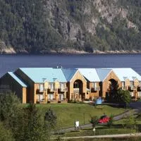 BATTURES Hotel Fjord Saguenay, hotel din La Baie