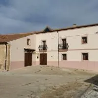 CASA PARISEO con Jacuzzi, Chimenea, BBQ, Bar y mucho más, hotel en Almazán