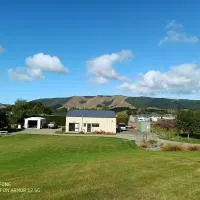 Flying Plate Saloon, hotel Waimate-ben