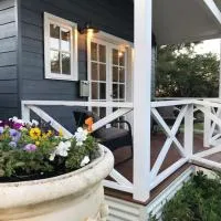 Hamptons In Rye Blue Cottage 3 Mins from Hot Springs!, хотел в Рай