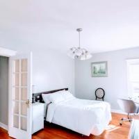 Adorable two-bedroom/gym and deck, hotel in Oak Park