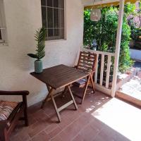 Appartement entier: chambre, cuisine + terrasse au calme sur jardin.