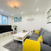 Spacious 5 Bedroom house with free parking by Hostaguest