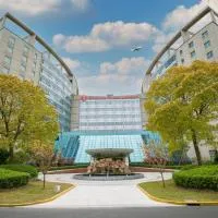 Ramada Plaza Shanghai Pudong Airport - 3 mins to PVG depature floor & check entrance with hotel shuttle、上海市にある上海浦東国際空港 - PVGの周辺ホテル