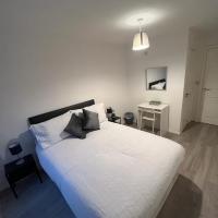 2 bedroom light, spacious aptmnt nr Heathrow