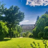 Viesnīca Schloss Sennfeld - Hotel & Restaurant & Veranstaltungsort pilsētā Adelsheim