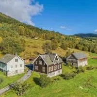 Heggjabygda Gjestegard utenfor Nordfjordeid - historisk tømmerhus i landlige omgivelser, хотел в Нордфьордейд