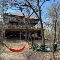 "Magical Treehouse" w spiral slide off the deck 350 acres on the Brazos River! Tubing! Petting Zoo!, hotel i nærheden af Mineral Wells - MWL, Weatherford