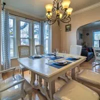 1 Block to Bridge Street: Lake Erie Vacation Home!، فندق في أشتابولا