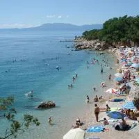 Apartman Hana u blizini ronilačkog kluba i Kostrenskih plaža、コストレナのホテル