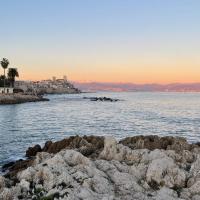 Cozy studio on the beach, отель в Антибе