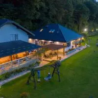 Apartments Oeneus, hotel di Račić