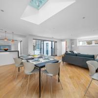 ALTIDO Stylish 3 bed, 3 bath house with private courtyard in Chelsea