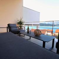 Viesnīca Luxury Villa Lana Apt, Seaview Terrace, Large Outdoor Space, BBQ rajonā Mastrinka, Trogirā