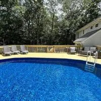 AMAZING Home with PRIVATE POOL, GAME ROOM & FIRE PIT!, hotel i East Stroudsburg