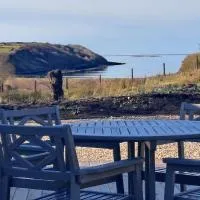 Blaneys Coastal Cottage, hotel di Mountcharles