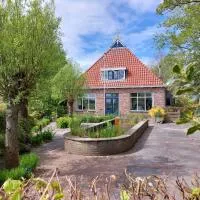 Landelijk gastenverblijf met zwembad en sauna in het hart van Friesland, хотел в Akkrum