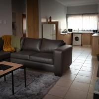 VillaZek a modern 2 bedroom open- plan apartment with parking, hotel in Garsfontein, Pretoria