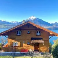 CHALET EGGLEN "Typical Swiss House, Best Views, Private Jacuzzi", hotel en Sigriswil