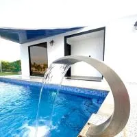 Luxury Farm with Swimming Pool and BBQ, готель у місті Al Rahba