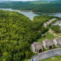 Cozy Lakeside Getaway - Outdoor Theater - Free Early Check-In- 4min to Silver Dollar City, hotel v destinácii Branson