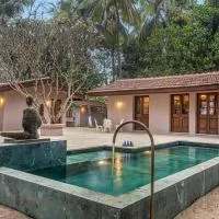 SaffronStays Bay Watch - 3BR beachfront pool villa with bonfire, gazebo & coconut grove lawns along Kelwa shoreline, хотел в Māhīm