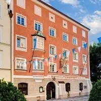 Altstadt- und Businesshotel Pfaubräu - Brauereigasthof - Frühstücksbuffet - kostenfreie Radgarage - Hunde willkommen, hótel í Trostberg an der Alz