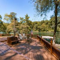 Riverfront Retreat with Fire Pit Fish and Hike!, hotel poblíž Letiště Batesville - BVX, Heber Springs