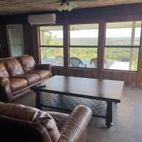 4-bedroom home with gorgeous view, hotel din apropiere de Mineral Wells - MWL, Mineral Wells