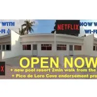 2BR townhouses good for 12pax each & NETFLIX & 100Mbps WIFI & pool resort 2min walk & 3km outside Pico de Loro Cove & Calayo Cove - with Endorsement for Pico de Loro Cove good for 7 days & Boat-Tour & Island Hopping assistance, hotell i Nasugbu