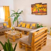 Cosy & Relax Yellow House 5mn walk from the beach!, hotel din Calheta Do Maio