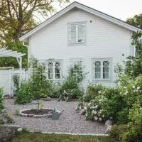 Vallby Cottage, hotelli kohteessa Enköping