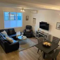 Adorable 1 Bedroom Suite- a skip to Galloping Goose, hotell i Victoria