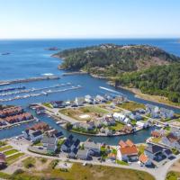 Apartment with boat, hotel in Spangereid