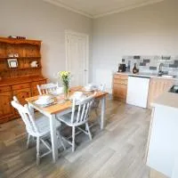 Woodside Oak hot tub & pool sleeps 4-6, ξενοδοχείο σε Bideford