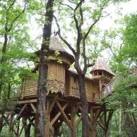 Châteaux dans les Arbres, hotel a Clottes