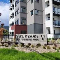 Lakeside studio with pool, hotel in Vernon