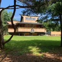 Wild Pines Cabins, hôtel à Surrey