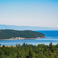 Gorgeous Private Estate With Ocean and Mountain View, hotel in Nanoose Bay