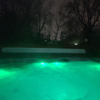 Outdoor Hot Tub and Cozy King Bed, hotel berdekatan Lansing Capital City Airport - LAN, Lansing