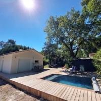 Maison au calme avec piscine, hotelli kohteessa Carcans