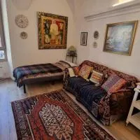 Beautifully restored romantic apartment in the centre of historic Dolcedo, מלון בדולצ'דו