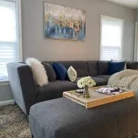 Cozy, Upstairs Apartment Pets Welcome with fee Family Friendly Close to Everything, hotel en Cleveland