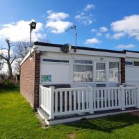 Bespoke Chalet 202, walk to the beach & close to Norfolk broads - pet friendly!